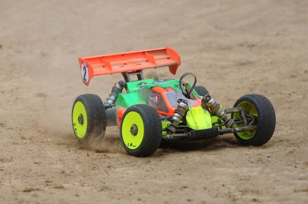 Coche RC corriendo en tierra