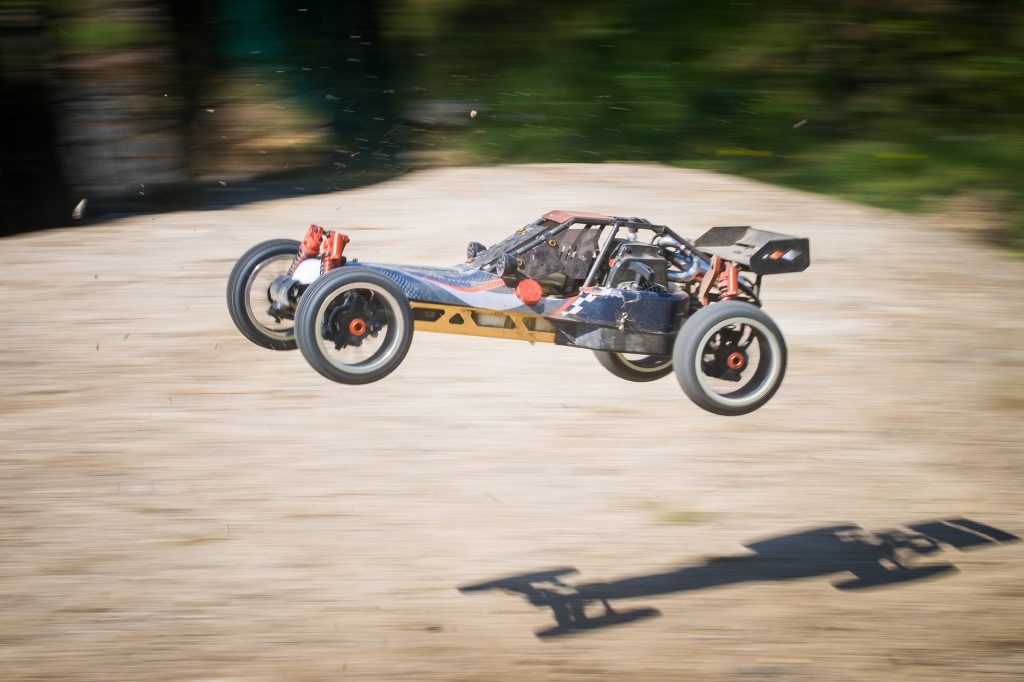 Coche RC buggy corriendo